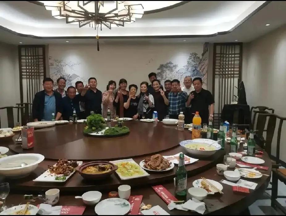过节期间我们高中同学组织了一次同学聚会，不知道为什么，现在大家对同学聚会都不感兴