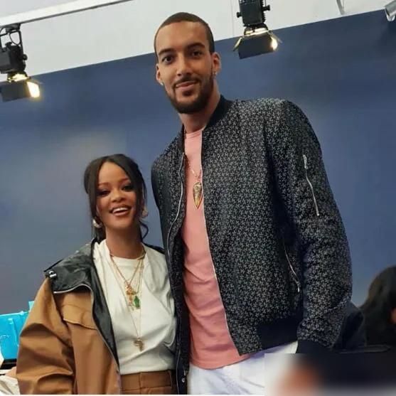 全美直播的镜头怼在脸上，刚刚拿下全明星首发的恩比德冷哼一声，当年她拒绝了我，我凭