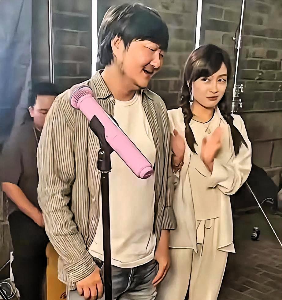 都说他长得丑，但跟他谈过的女星，一个比一个漂亮。

网友损他是“娱乐圈近视矫正中