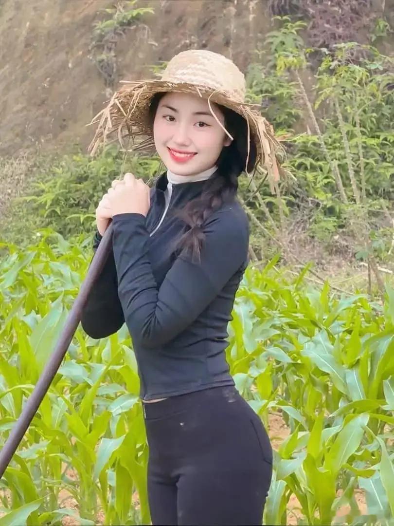 湖北农村，在家干活的女子。现在能老实呆在家的女子不多了。[鲜花]  