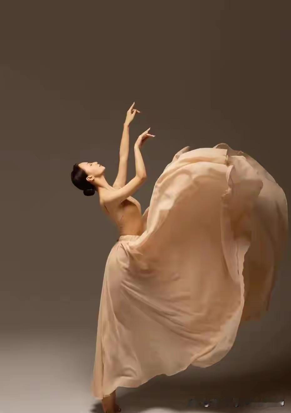 表情管理：一秒钟传递情绪，面部，尤其是眼神，是情感的聚焦点。 - **微表情控制