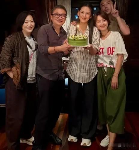 《我的前半生》剧组合重聚！罗子君的红配绿吵翻评论区
 
经典都市剧《我的前半生》