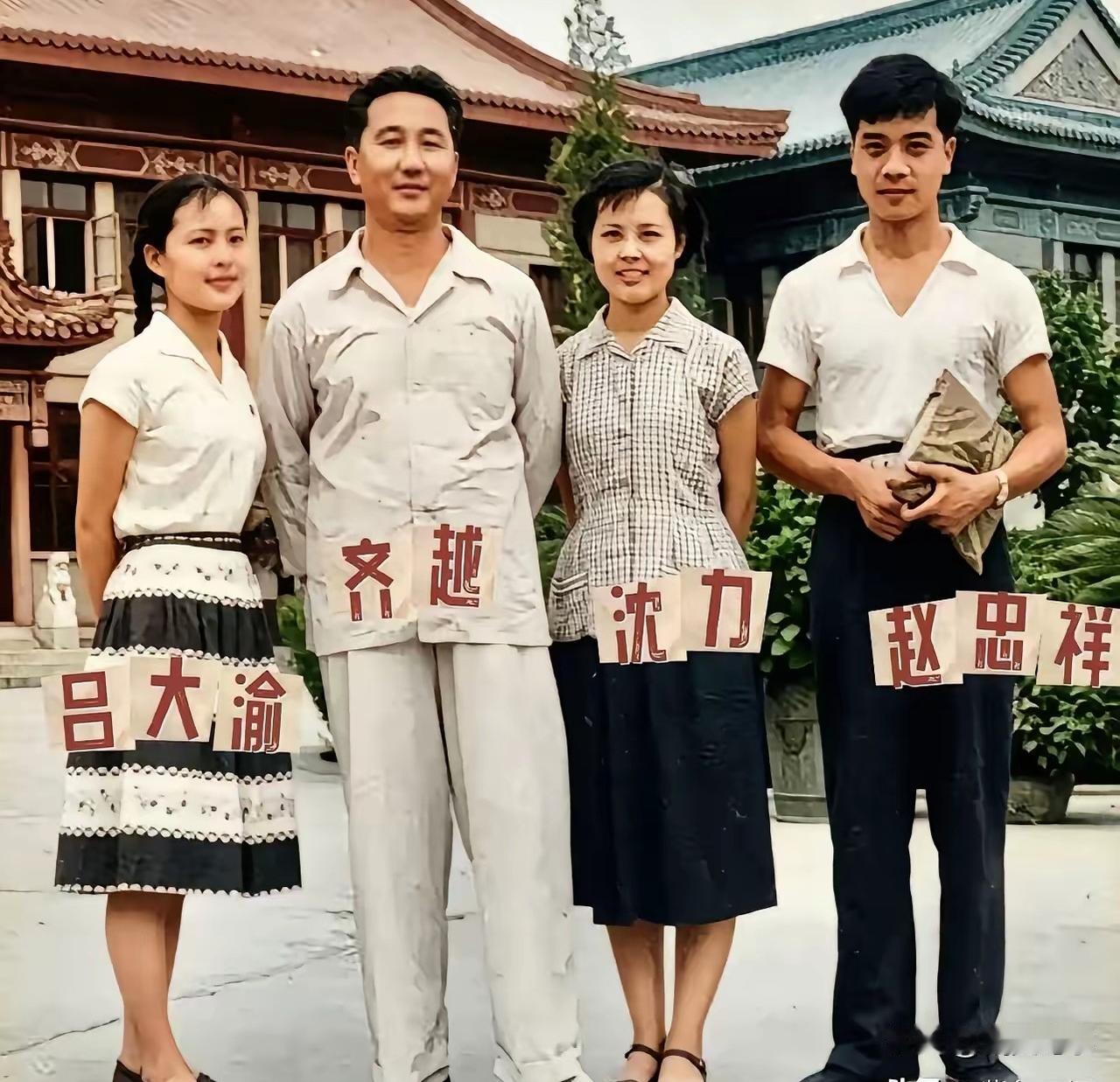 赵忠祥十八岁旧照，初代新闻播音员，刻进几代人的记忆。镜头下，少年时期的赵忠祥眉清