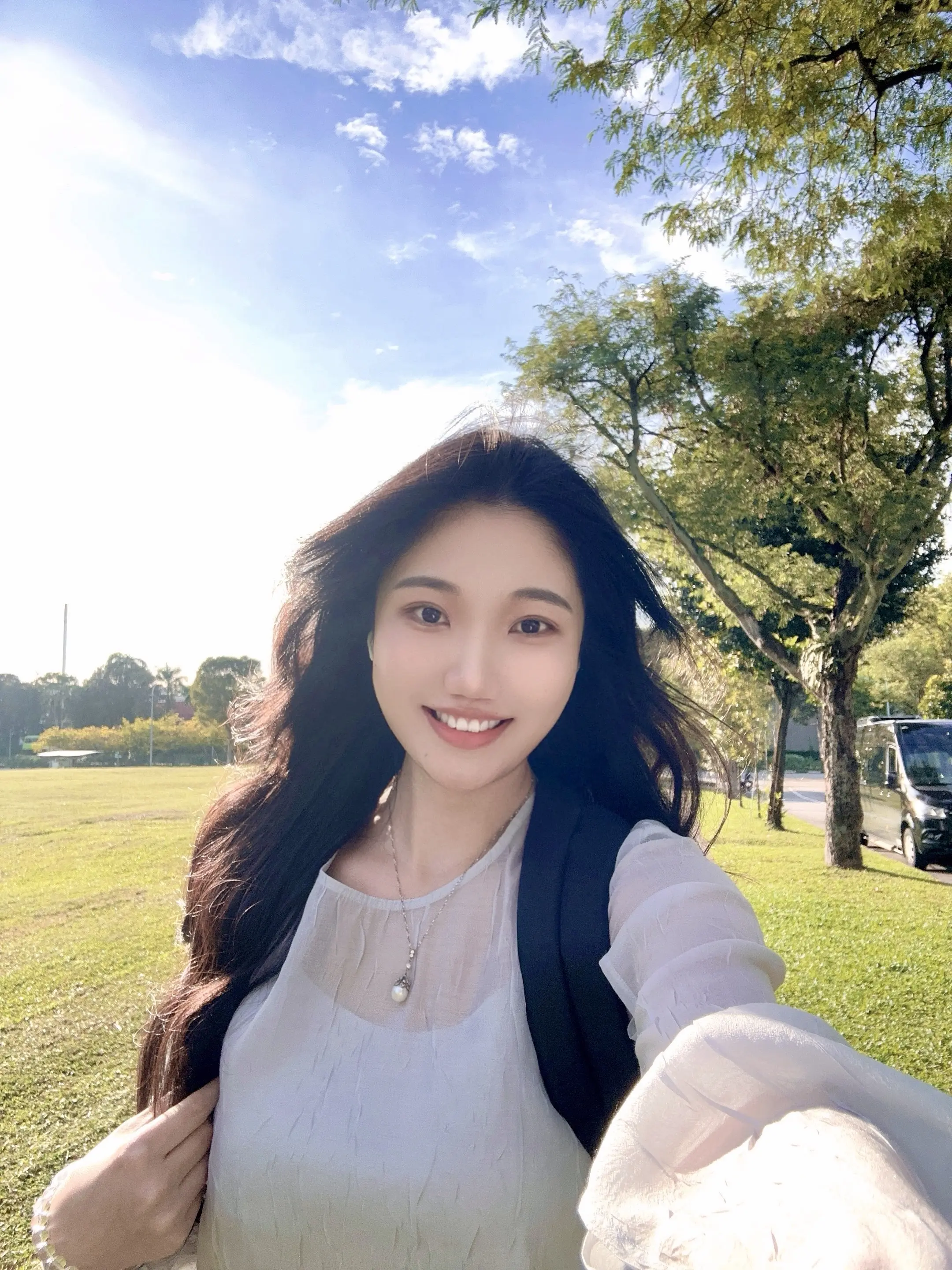 一个人在异国他乡。经常坐的一班公交，司机竟然记住我了，会原地多等我一会...