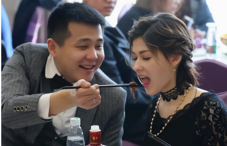 中国男人为什么不愿娶欧洲女孩？

2023年春天，北京三里屯的一家咖啡厅里，32