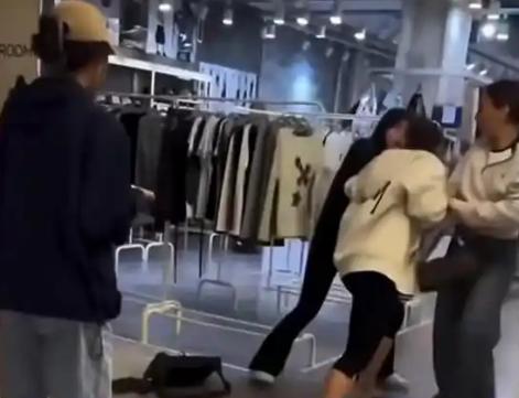 韩国人跪舔白人刻入骨髓，中国女生硬刚辱华白人太霸气！

一段发生在韩国首尔商场的
