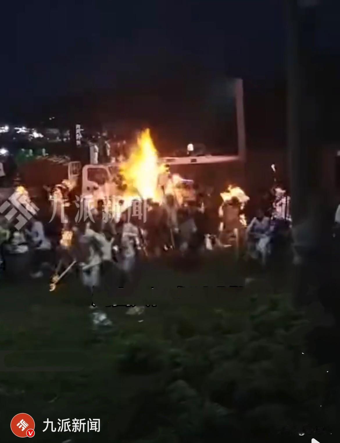 太惊险了……
近日，云南曲靖宣威村民热热闹闹举办传统火把节，大家为了点燃火把，提