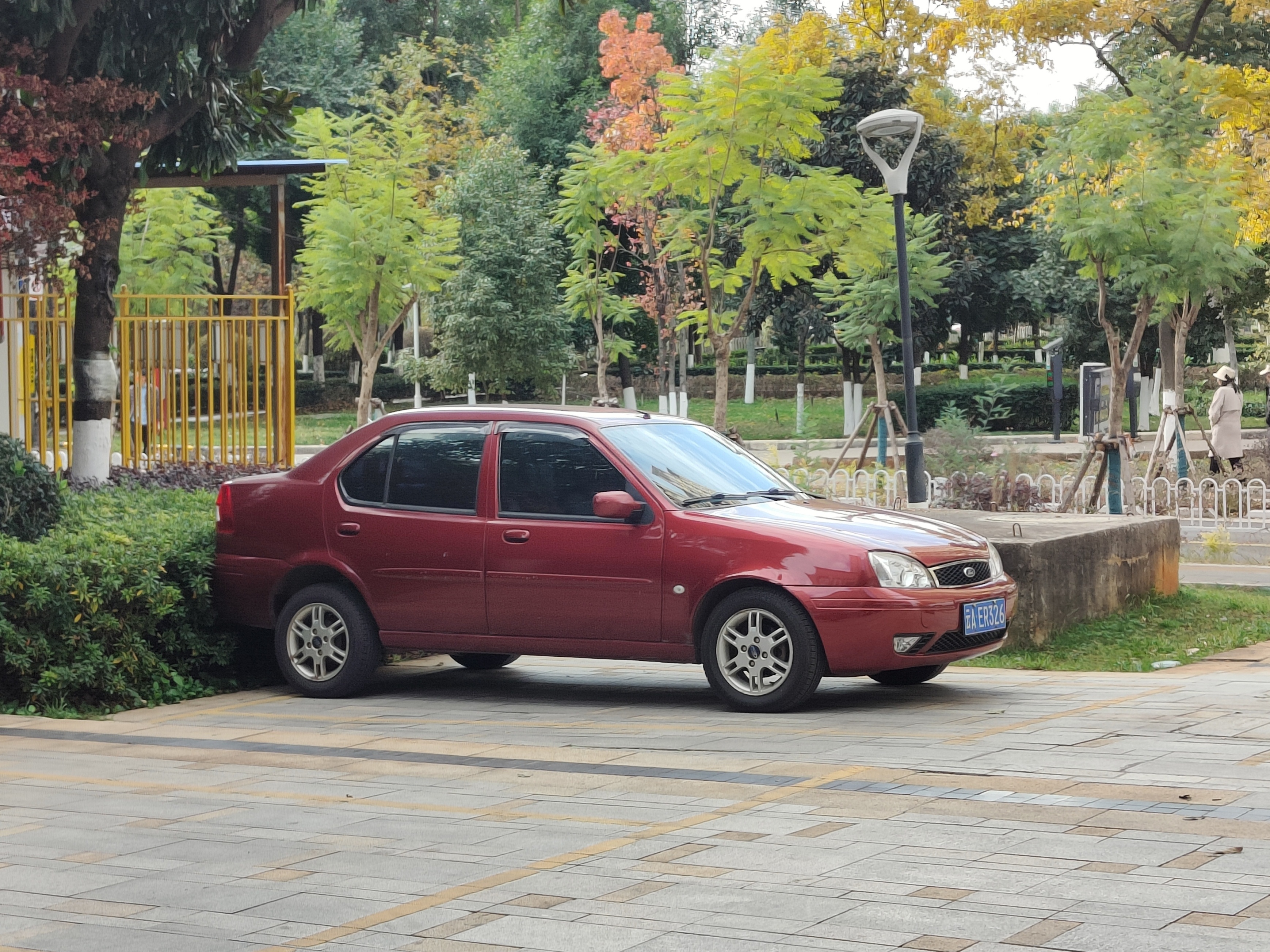 两个接近20年前的车，今天已经很少见的早期嘉年华，满满的欧味，1.6发动机只有9