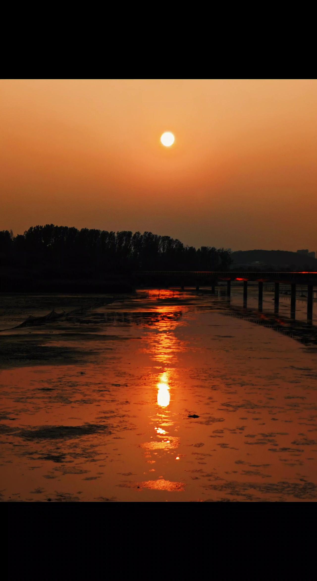 龙湖之镜，夕照为诗 落日余晖映水湖 落日湖光 生活碎片记录 治愈系风景分享