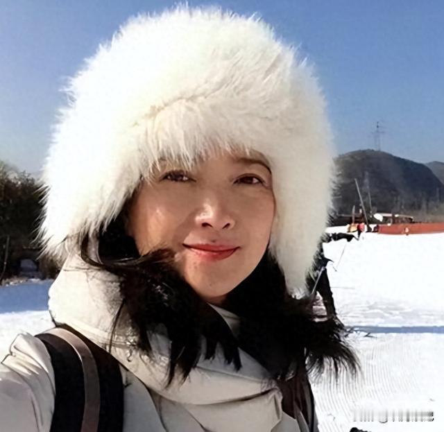 人都走快一年了。这个家，拍了张全家福。
25岁的许何站在中间，眉眼全是何晴的样子