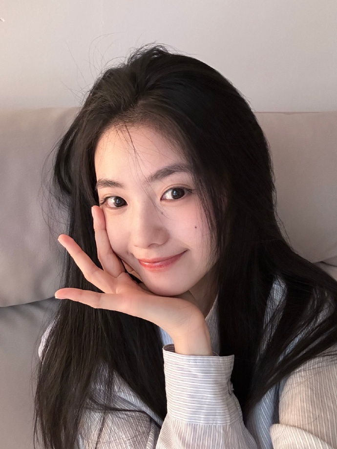 刘浩存初五迎财神自拍捕捉到一只元气满满的“小财神”！刘浩存这组自拍甜度超标，眉眼