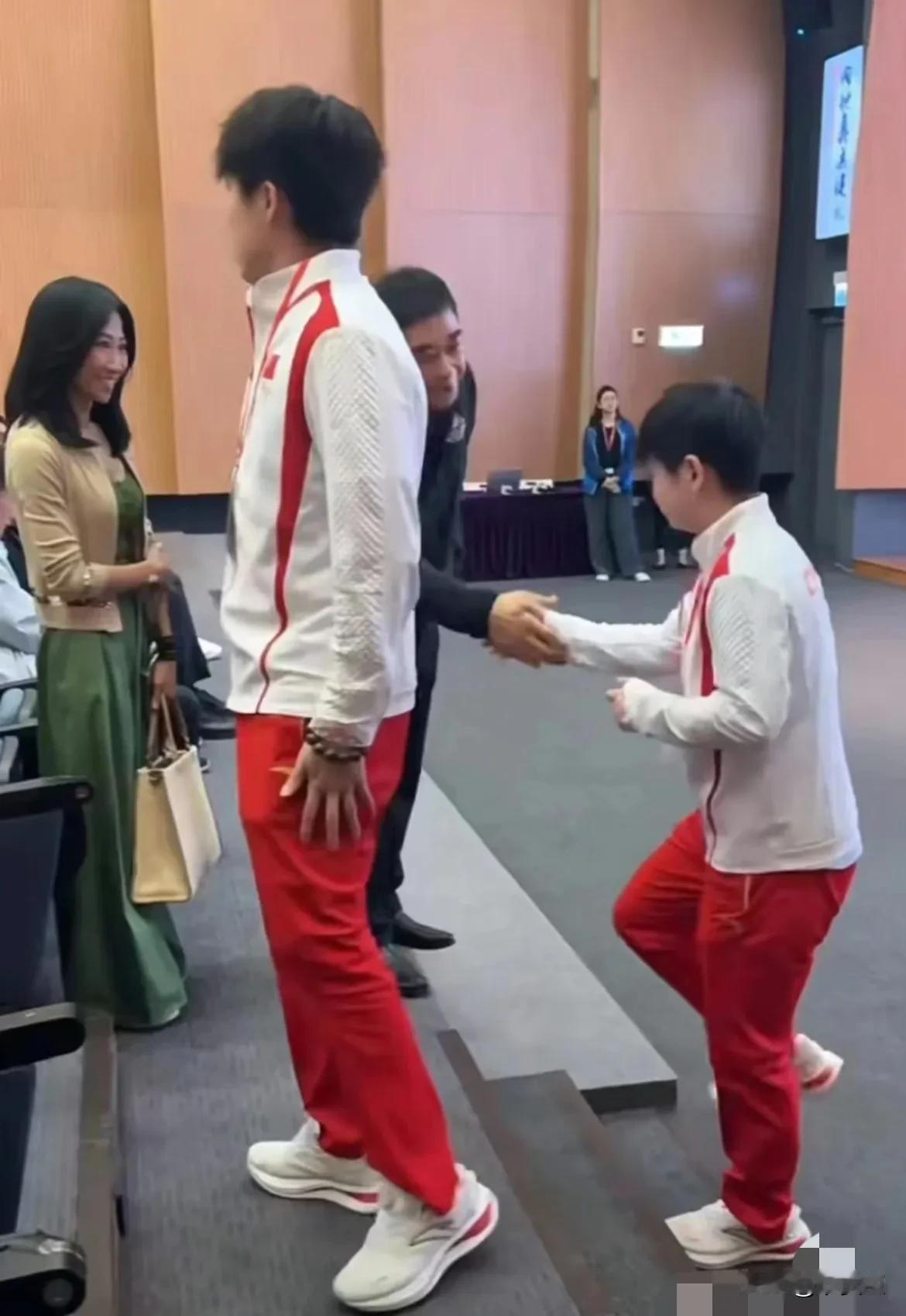 港子，你配享太庙！

安排莎头鱼一组、龙胖一组！

莎莎、大头、曼昱在室内活动，