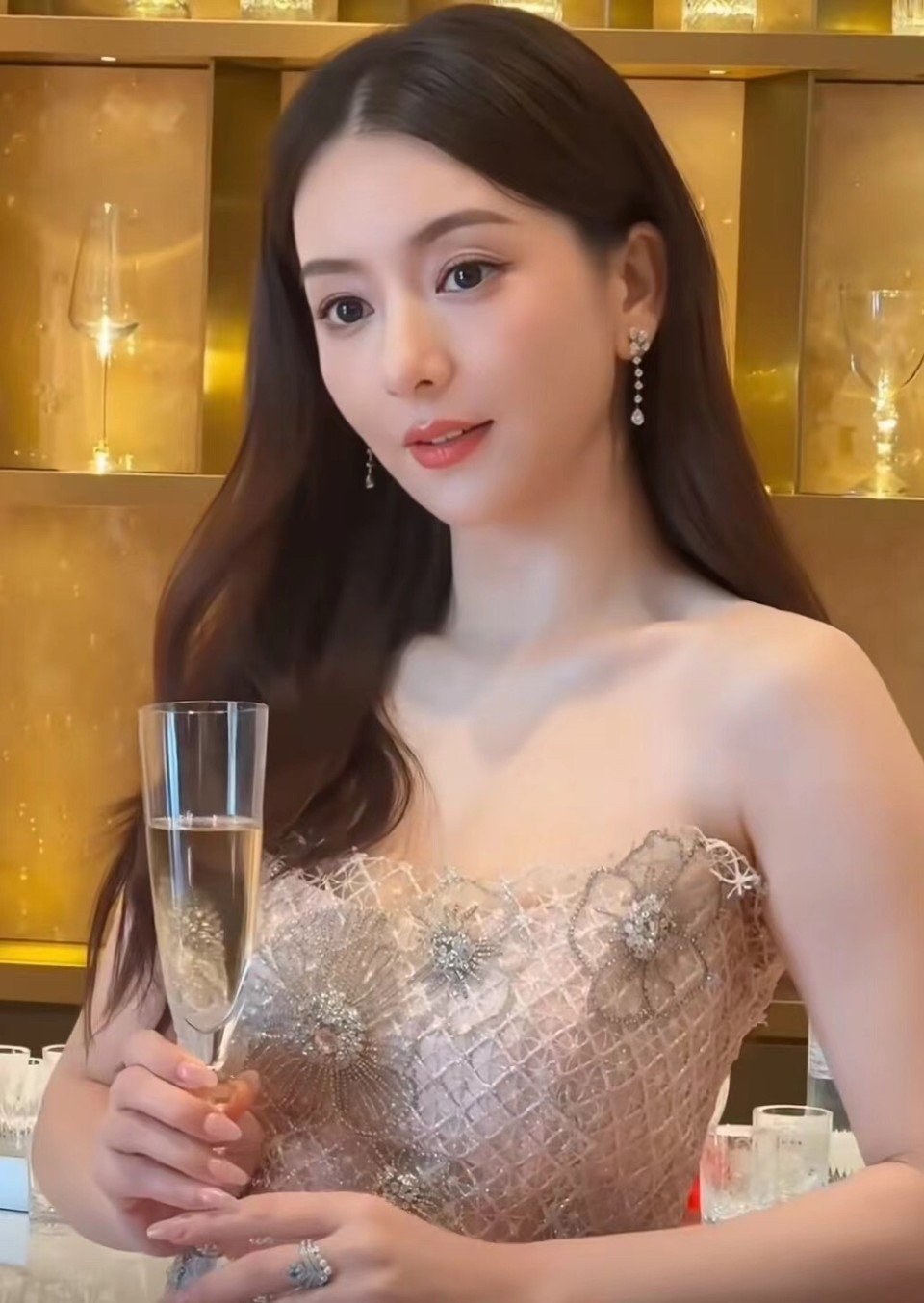 我平时和朋友出门拍照，我一直都觉得合照最能看出一个人的人品。我跟好朋友一起拍合照