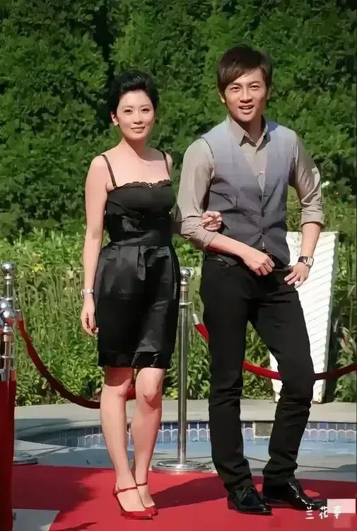 贾静雯和苏有朋，纯情少男少女一对。
原来他们在2002年版的电视剧《倚天屠龙记》