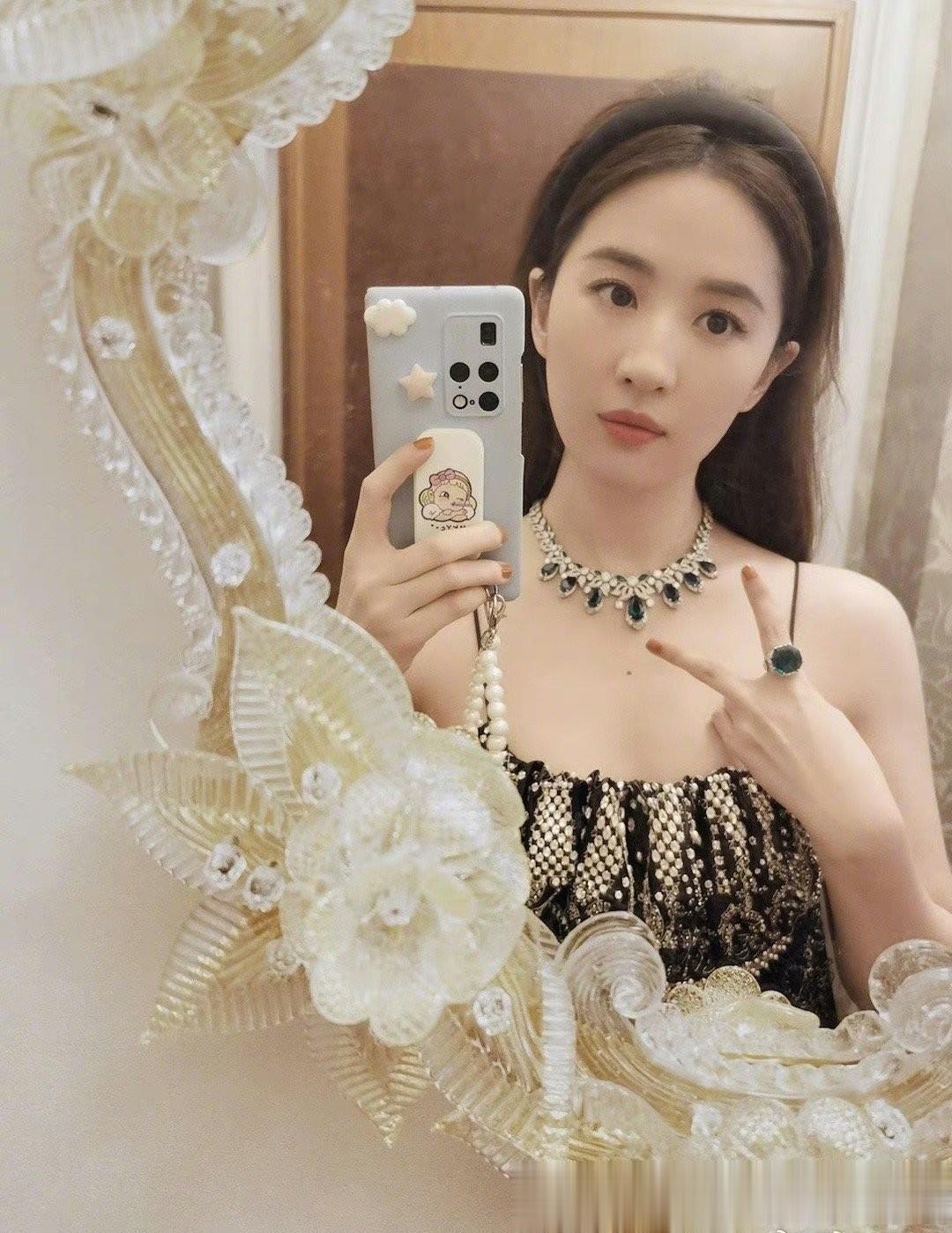 刘亦菲竟然也被网友吐槽了。

刘亦菲之前的《去有风的地方》捧花头像正常发挥，被全