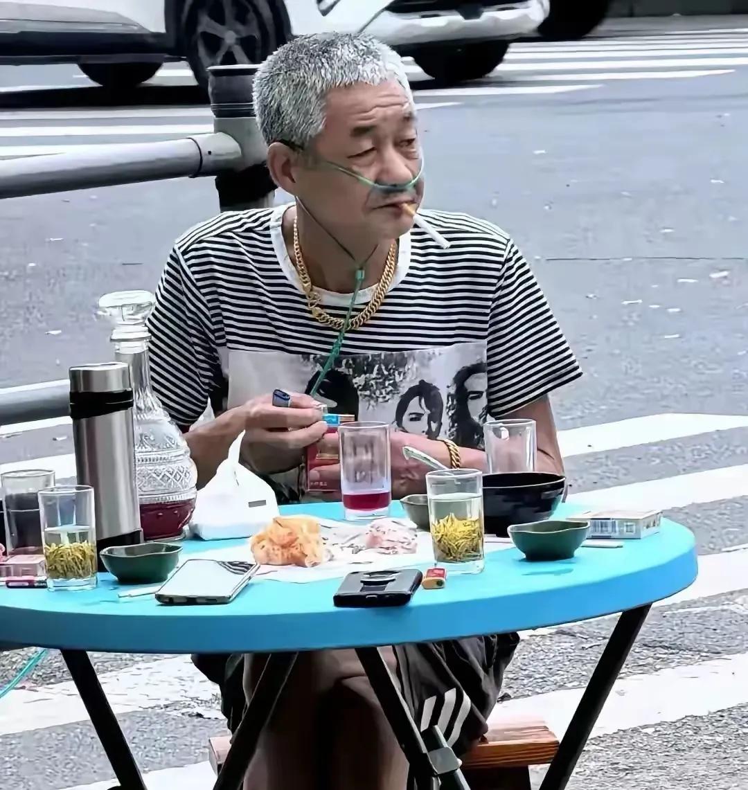 ​红酒正在醒  ​茶叶两片芽
大金链子挂  抽的软中华
氧气鼻上插  ​​人间烟