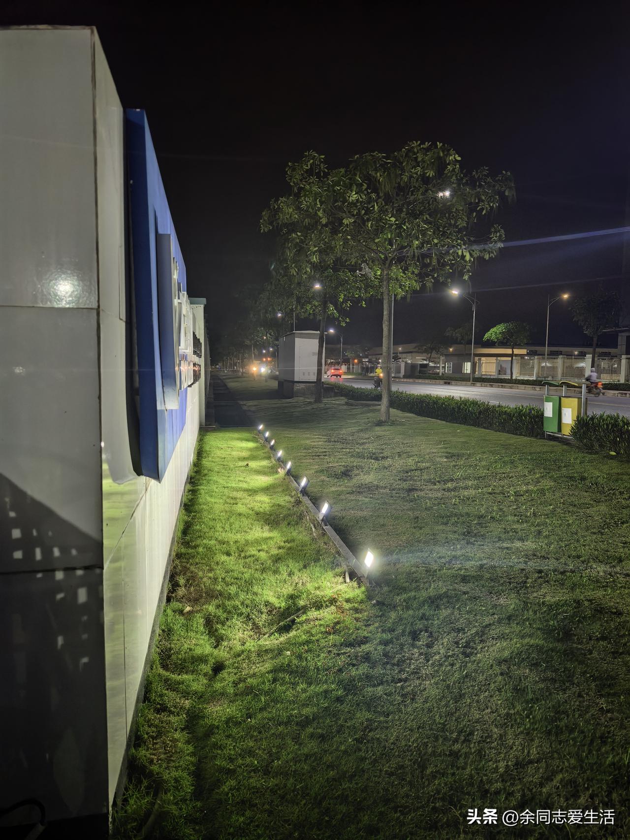 下午，我告诉小组的越南同事，今天我请客，请大家吃饭喝奶茶。最近人员不足，大家都在