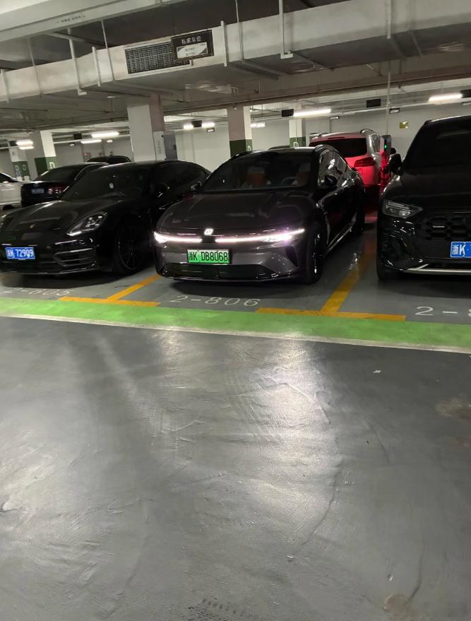 车牌号和车位号相得益彰浑然天成哈哈哈[嘻嘻][嘻嘻][嘻嘻] ​​​
