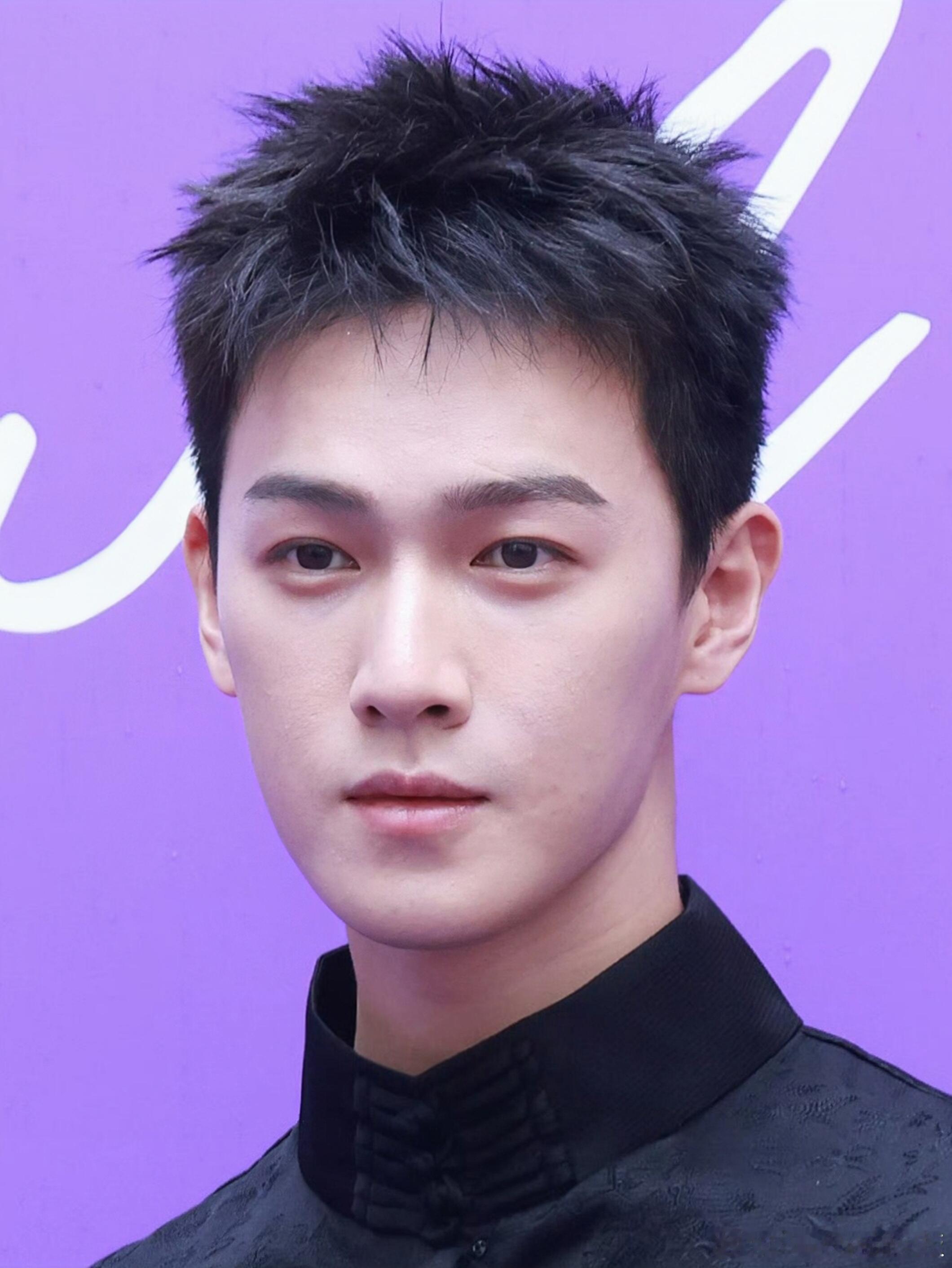 李昀锐 最全面的理想型 真实的李昀锐就是硬帅眉上一道伤疤更是硬汉 