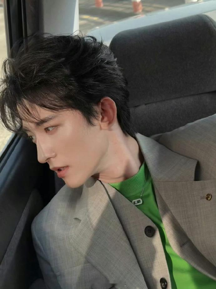 看见常华森的脸一点气都生不动了 说实话常华森这穿搭我不太懂，但人长得帅就够了，气