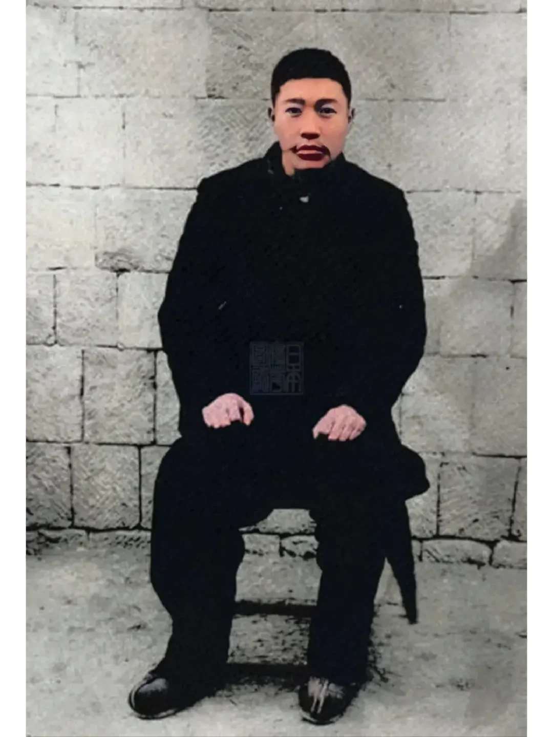 1910年，朝鲜英雄安重根被处决前的留影，此时的他面对镜头神情自若，对...