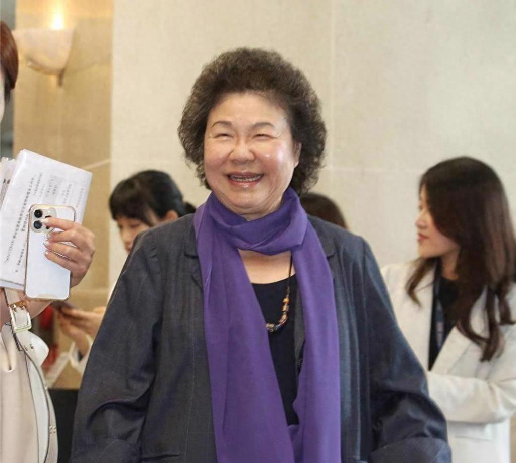 深绿“台独”大佬陈菊终于滚蛋了！赖清德办公室刚刚发布消息称，陈菊已请辞“监察院长