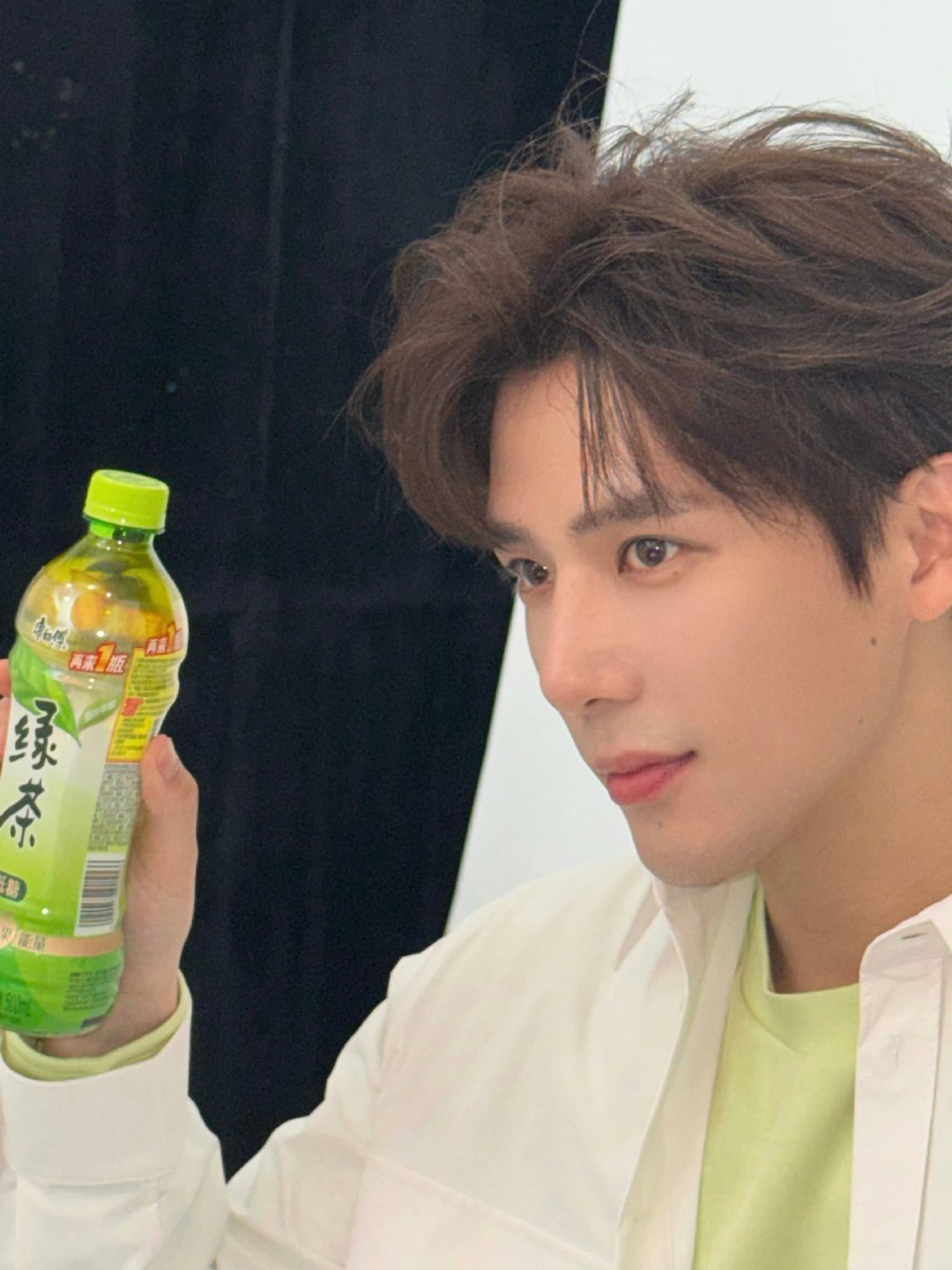 王安宇被工作室偷拍工作室偷拍王安宇 工作室偷拍王安宇，被发现后这小表情萌s我了~