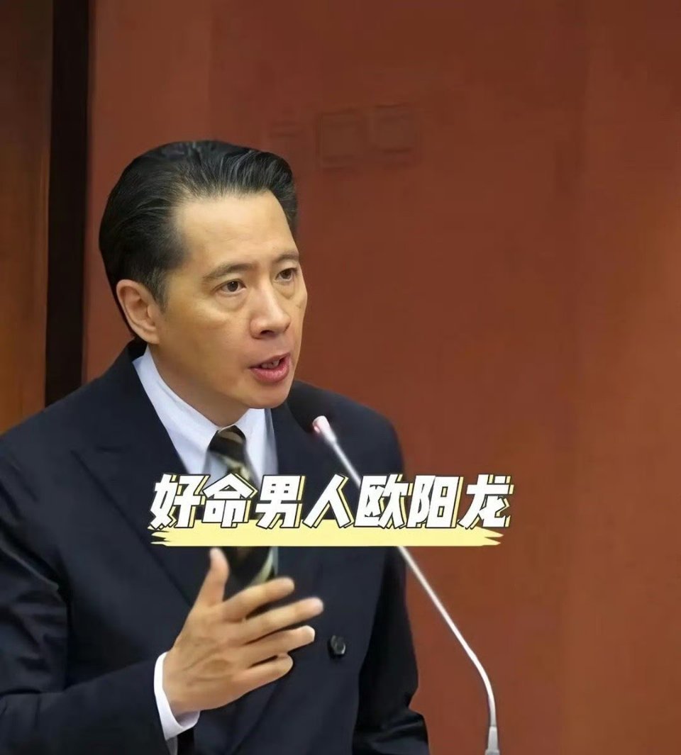 现在全网最尴尬的人应该是欧阳龙吧！二女儿欧阳娜娜在内地混的顺风顺水，小女儿欧阳娣