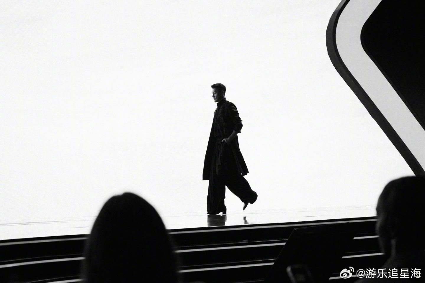 胡兵给阿布扎比上点东方震撼 沙漠与东方美学的梦幻联动！胡兵身穿非遗香云纱零浪费西