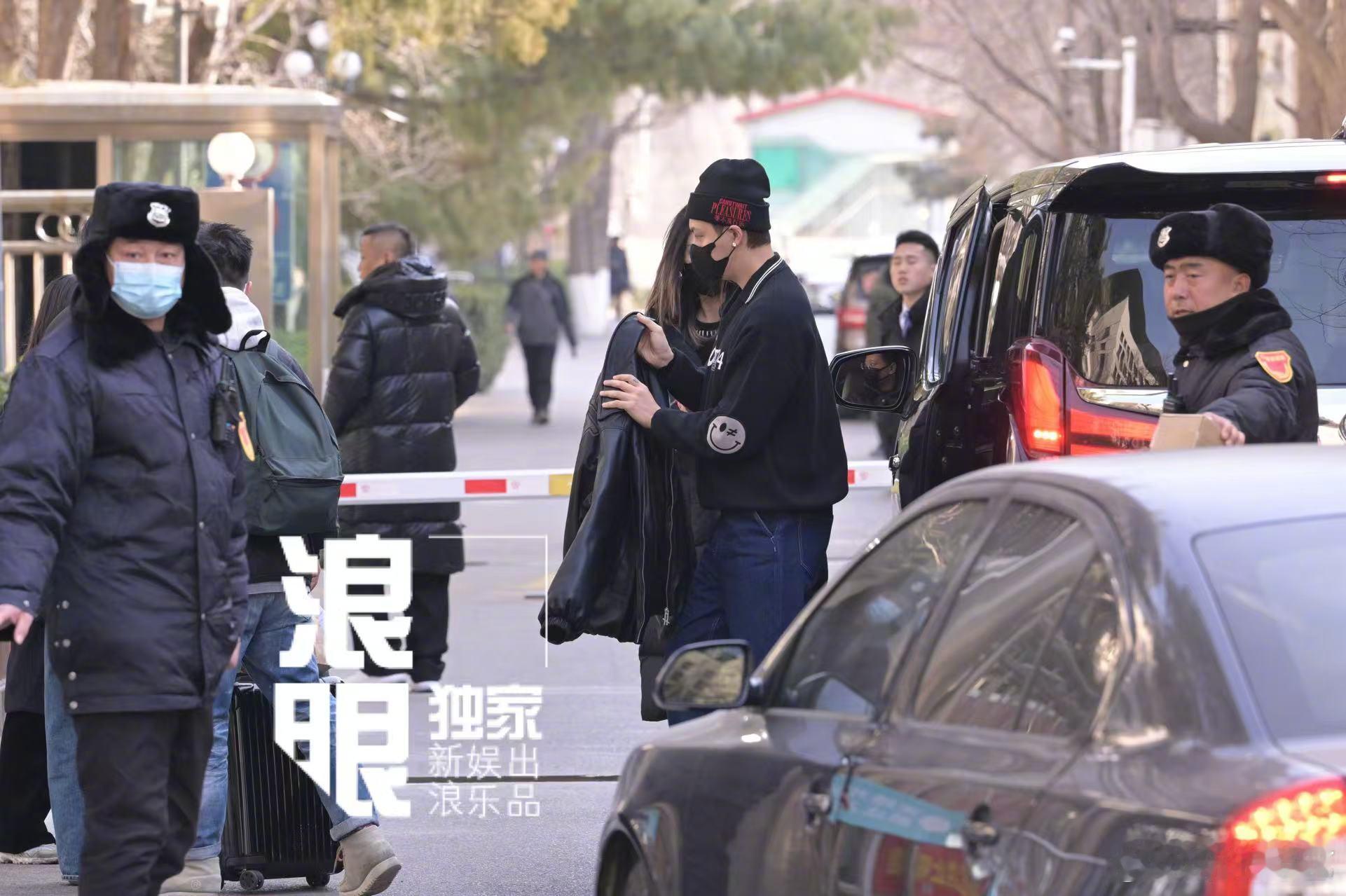 陈伟霆参加央视春晚首次联排  陈伟霆第八次参加央视春晚  现身2025蛇年央视彩