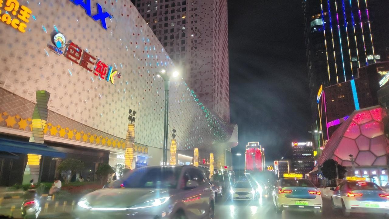 其实我喝不了多少酒，可是身边周围的人都觉得我很能喝，我只是喝酒爽快一点，不墨迹，