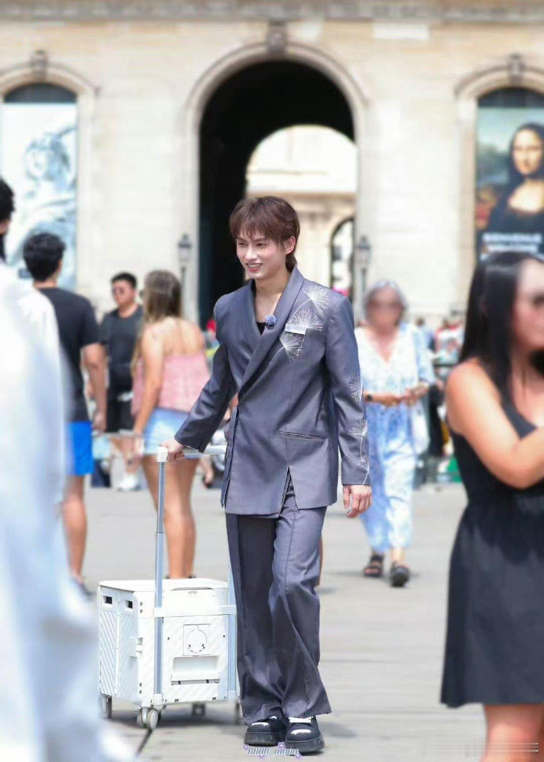 唐毅说文俊辉自带桃花眼 国风快闪日唐毅老师空降，给合伙人们化国风妆，见到文俊辉就