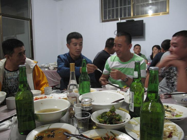 有个邻乡镇的副镇长那天打电话说来城里了，约着一起吃个饭。
想起来了，邻居嫂子娘家