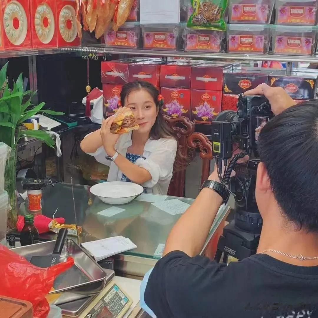 #广东女生在线煲汤拯救自家店铺# 最近在网上又有一个女孩火了，这个女孩就是来自广