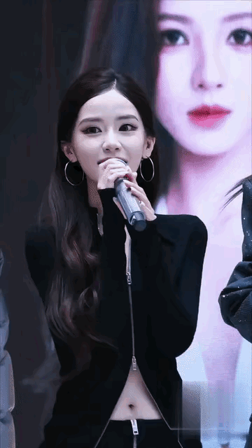 张予曦侧颜的立体度和流畅感太绝了，相比之下，迅猛龙的侧颜真的有点虐！ 