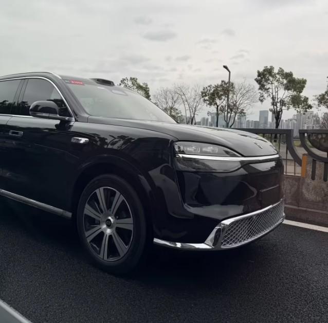 日前，又有网友拍到2026款问界M9的无伪装实车了。
这次看得更清楚，前脸加了贯