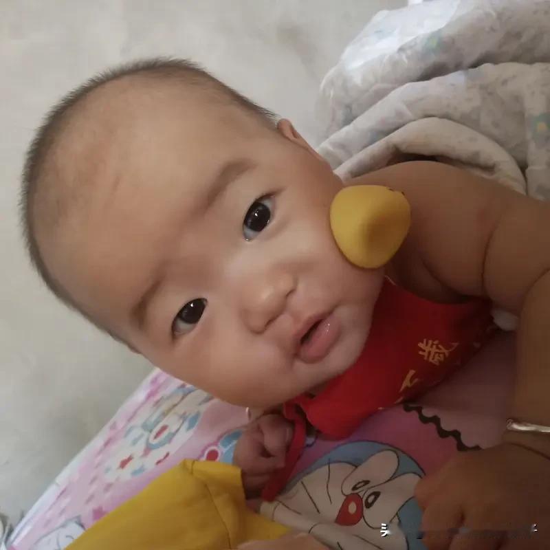 2个月宝宝被奶奶擦碘伏进ICU 太吓人了！近日，陕西西安一个2个月的宝宝被奶奶送