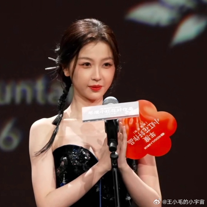 狂接虞书欣送的祝福 虞书欣也太会宠粉了！获奖不忘祝大家日进斗金海吃不胖，暖心又搞