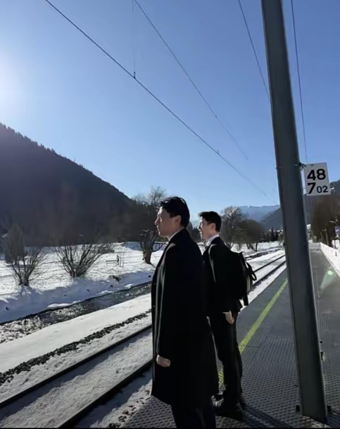 日本防卫大臣小泉进次郎，从瑞士达沃斯会议会场乘坐火车返回途中。小泉进次郎和秘书官