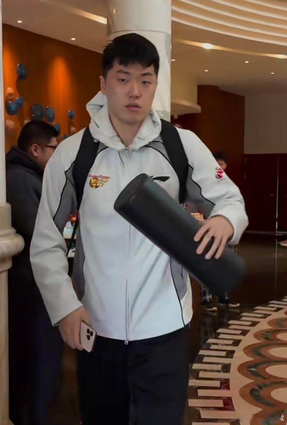 没想到以体力怪著称的张皓嘉也受伤了，广东队这场难了，轮换又少一人，唉伤员一个接一