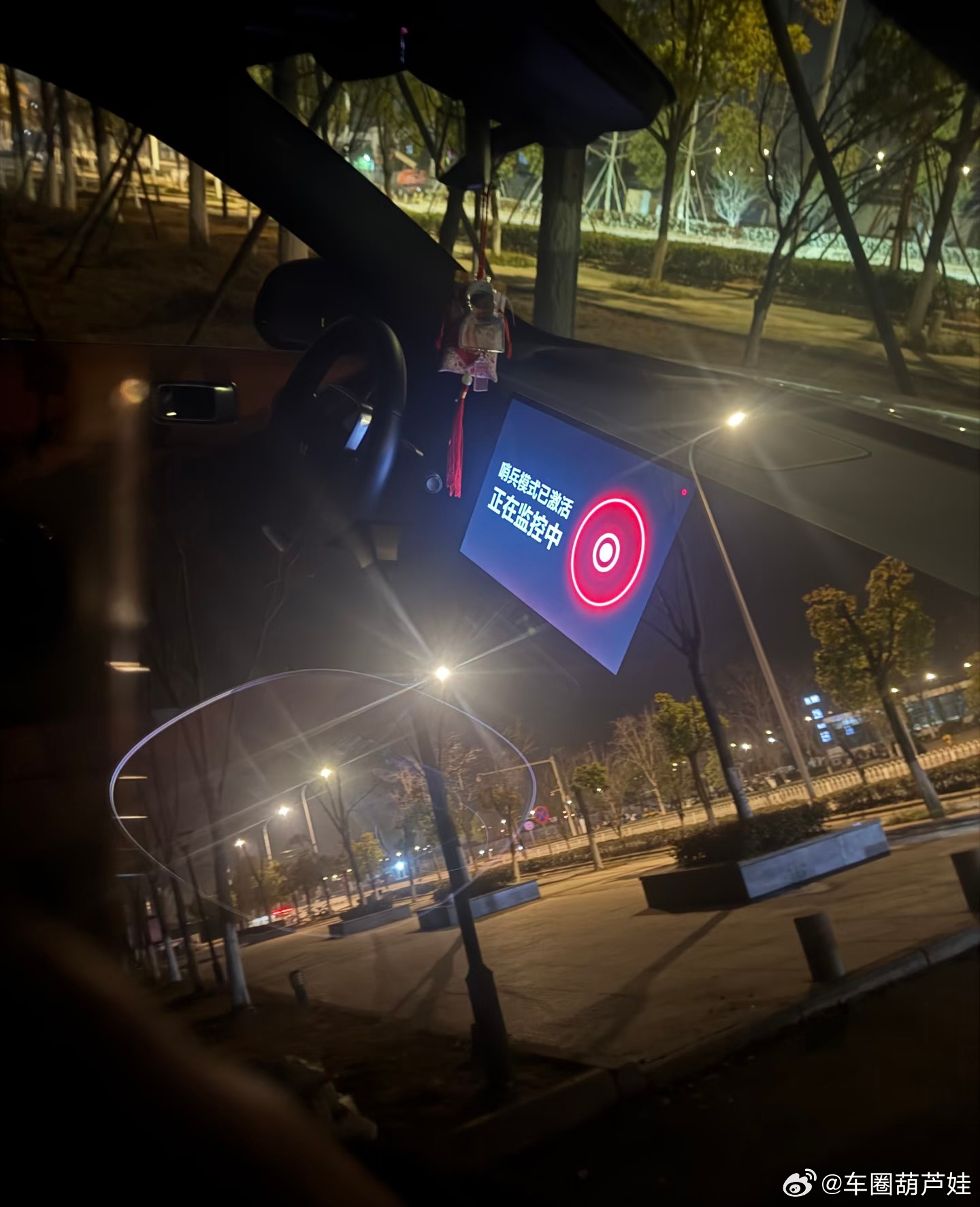 我家这“钢铁憨憨”不光会守夜，还是个隐藏的街头艺术家！昨晚回看记录差点笑喷——它