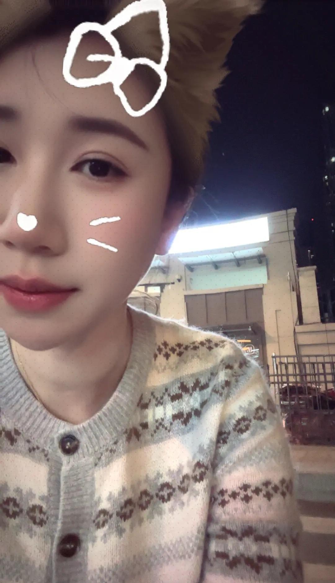 今天按时下班，晚风都变得温柔。日子忙忙碌碌，却也踏踏实实，不慌不忙，认真生活，这