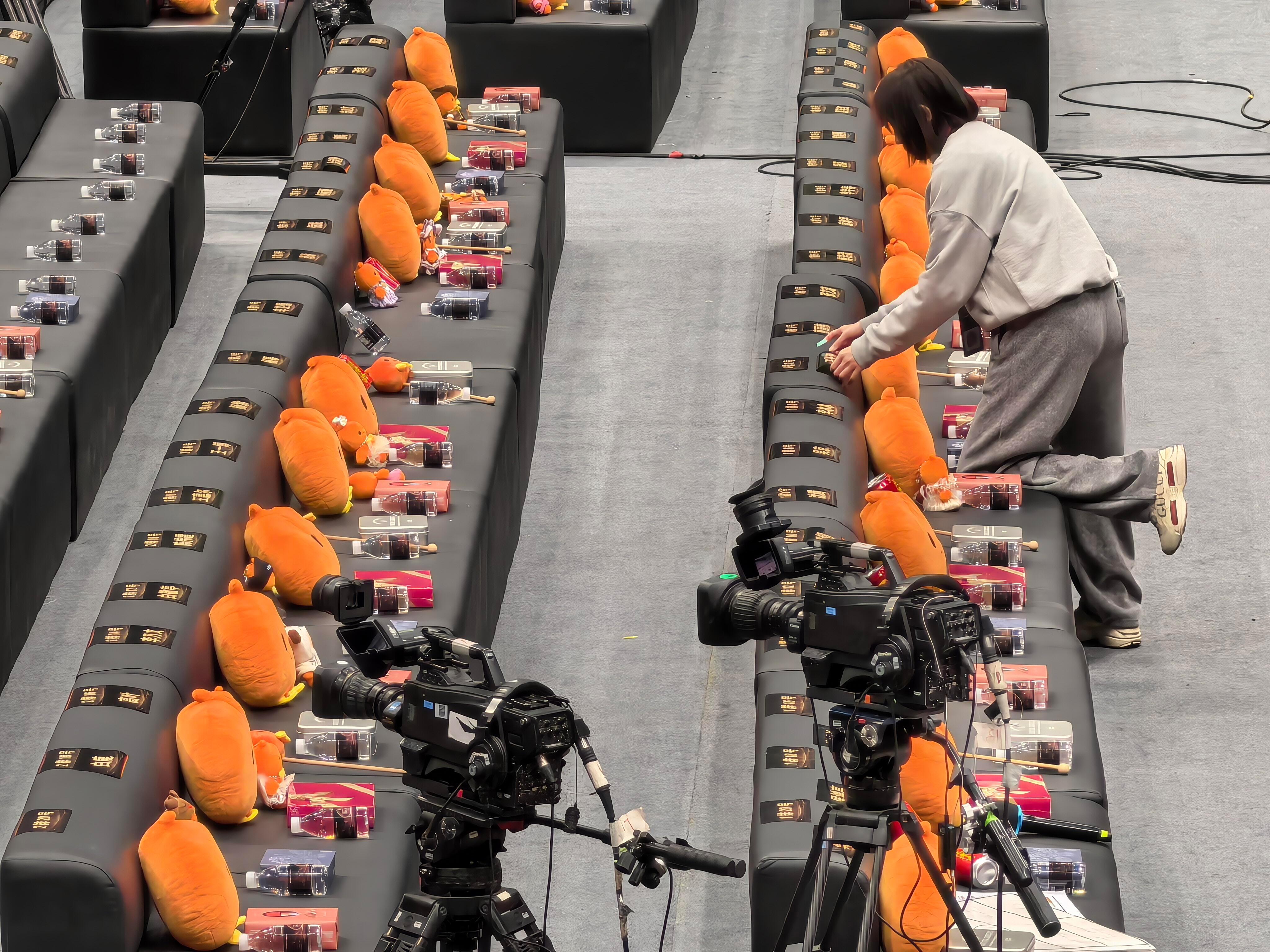 微博之夜座位图，紫紫左边幂姐右边wyb