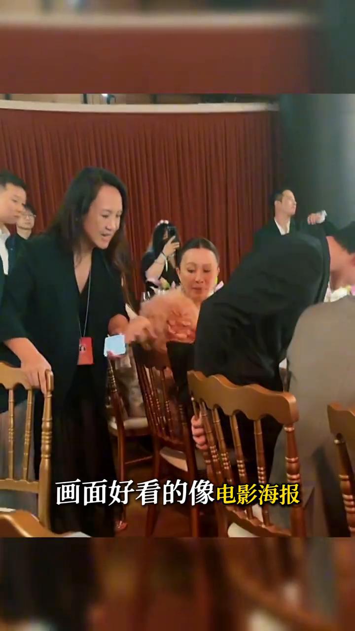 最贵的椅子，他只敢坐一个边。
宝格丽晚宴，吴磊被刘嘉玲一把拉进梁朝伟和他中间，影