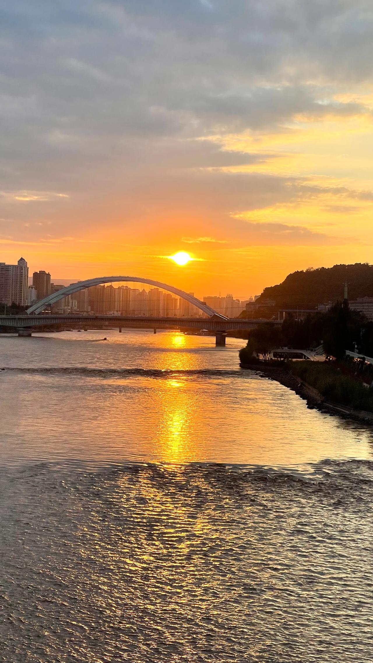  黄河落日，夕阳无限好！