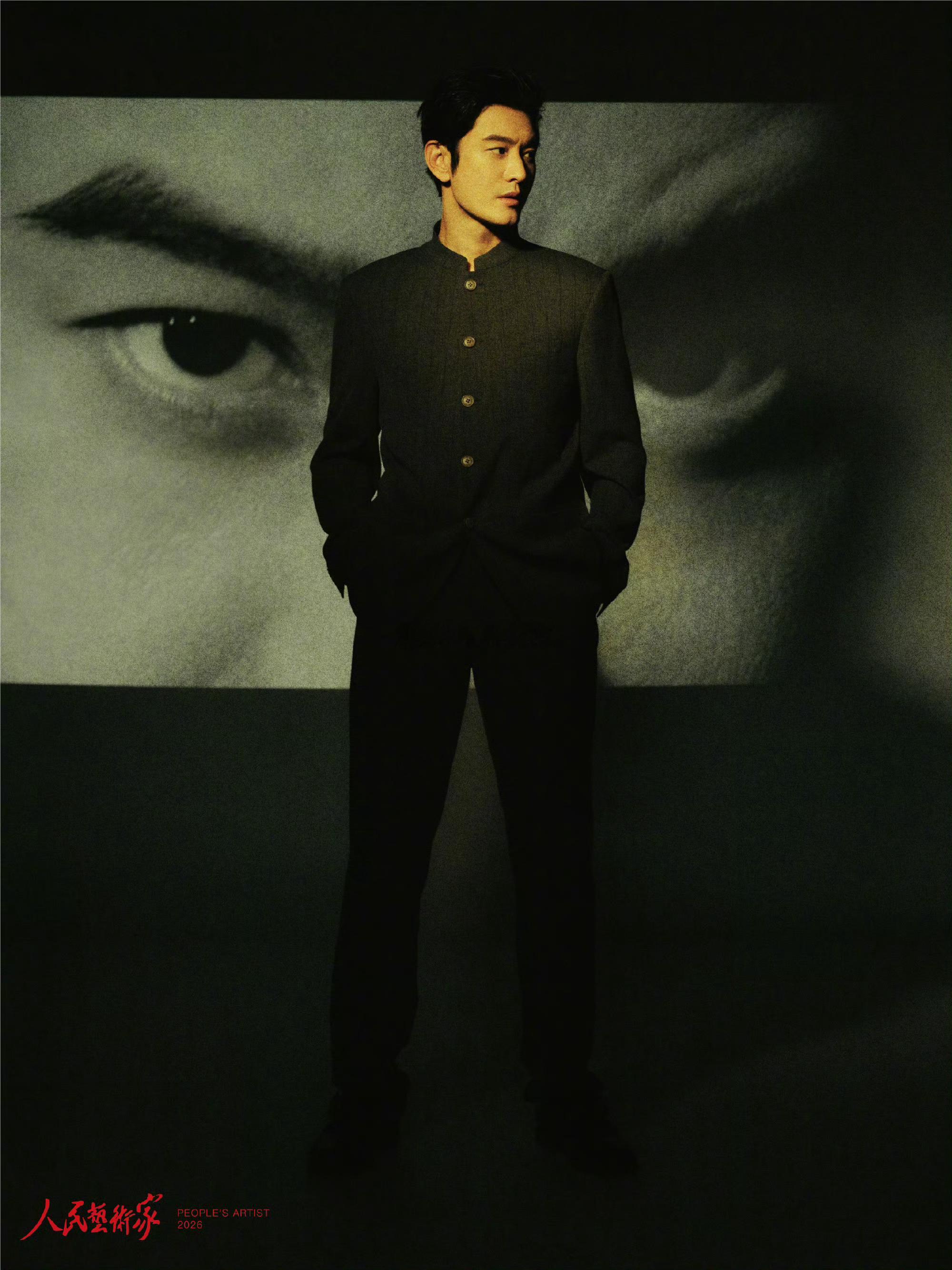 黄晓明这组图完全是主人级别 谁看了不夸一句绝！ 简约西装被他穿出高级感，挺拔身姿