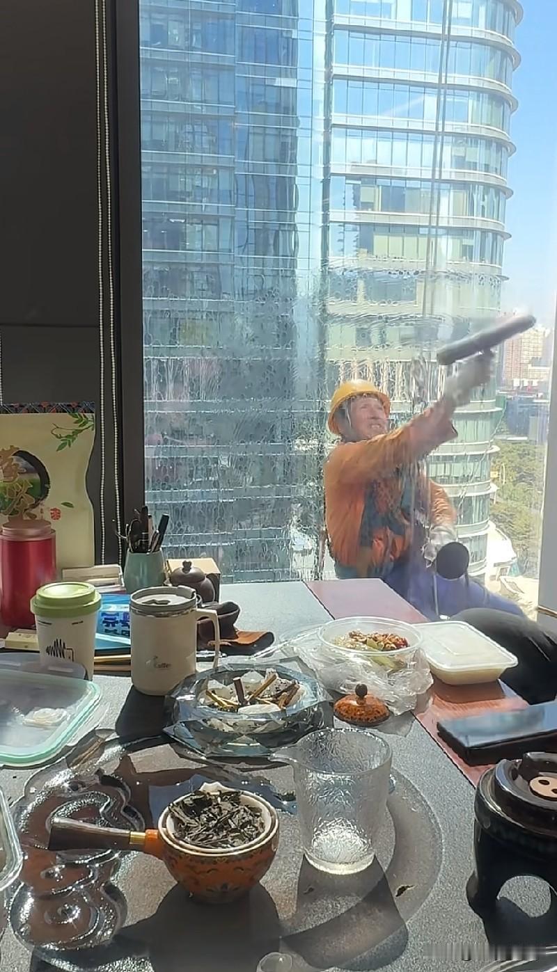 我给大哥比个耶✌，他笑了……