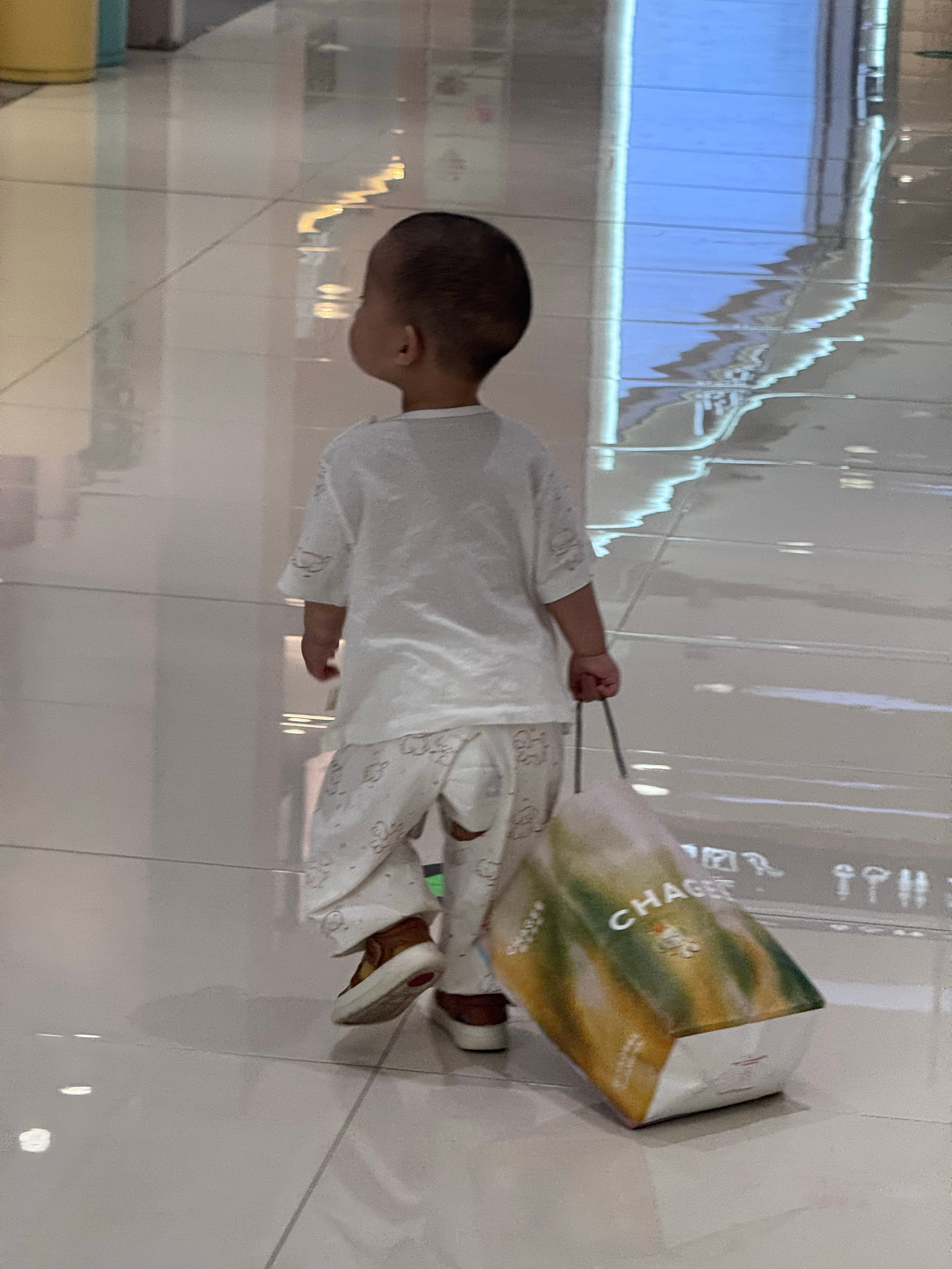 独自逛街来了