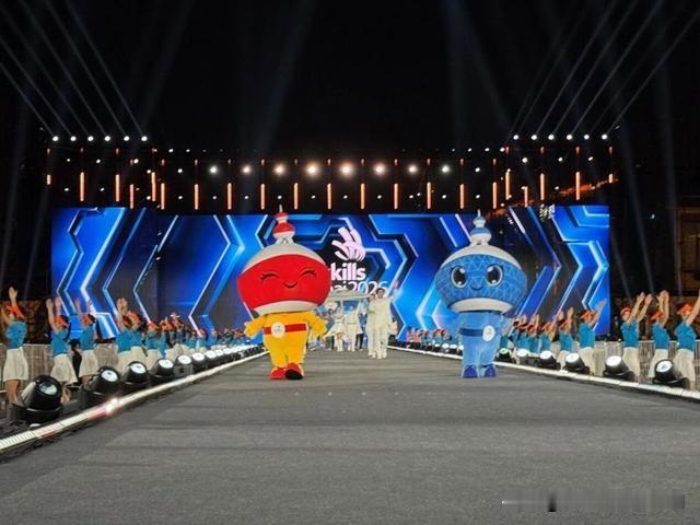第48届世界技能大赛今天在上海开幕，68个国家和地区的1385名选手同场竞技，被