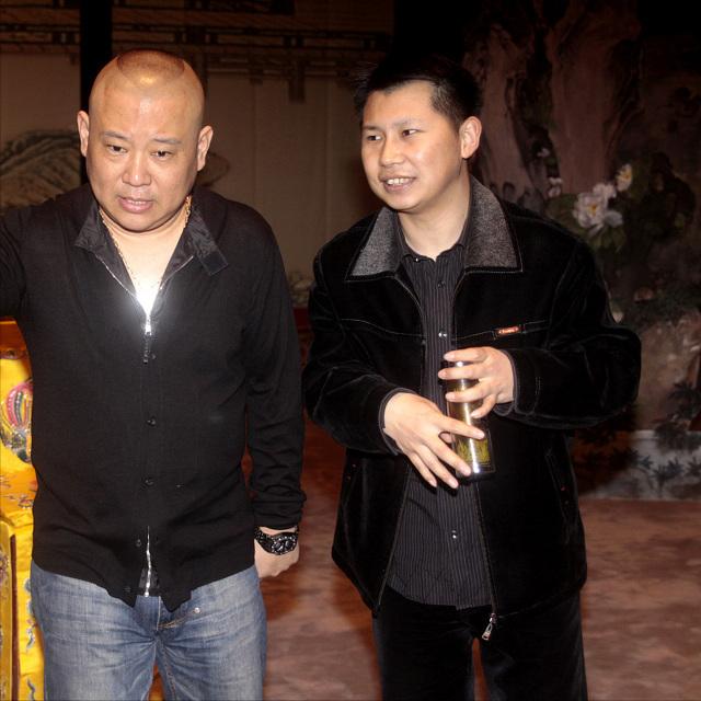相声演员，何云伟说，零二年夏天，我离开了德云社，不走不行了，很多老人都走了，张文